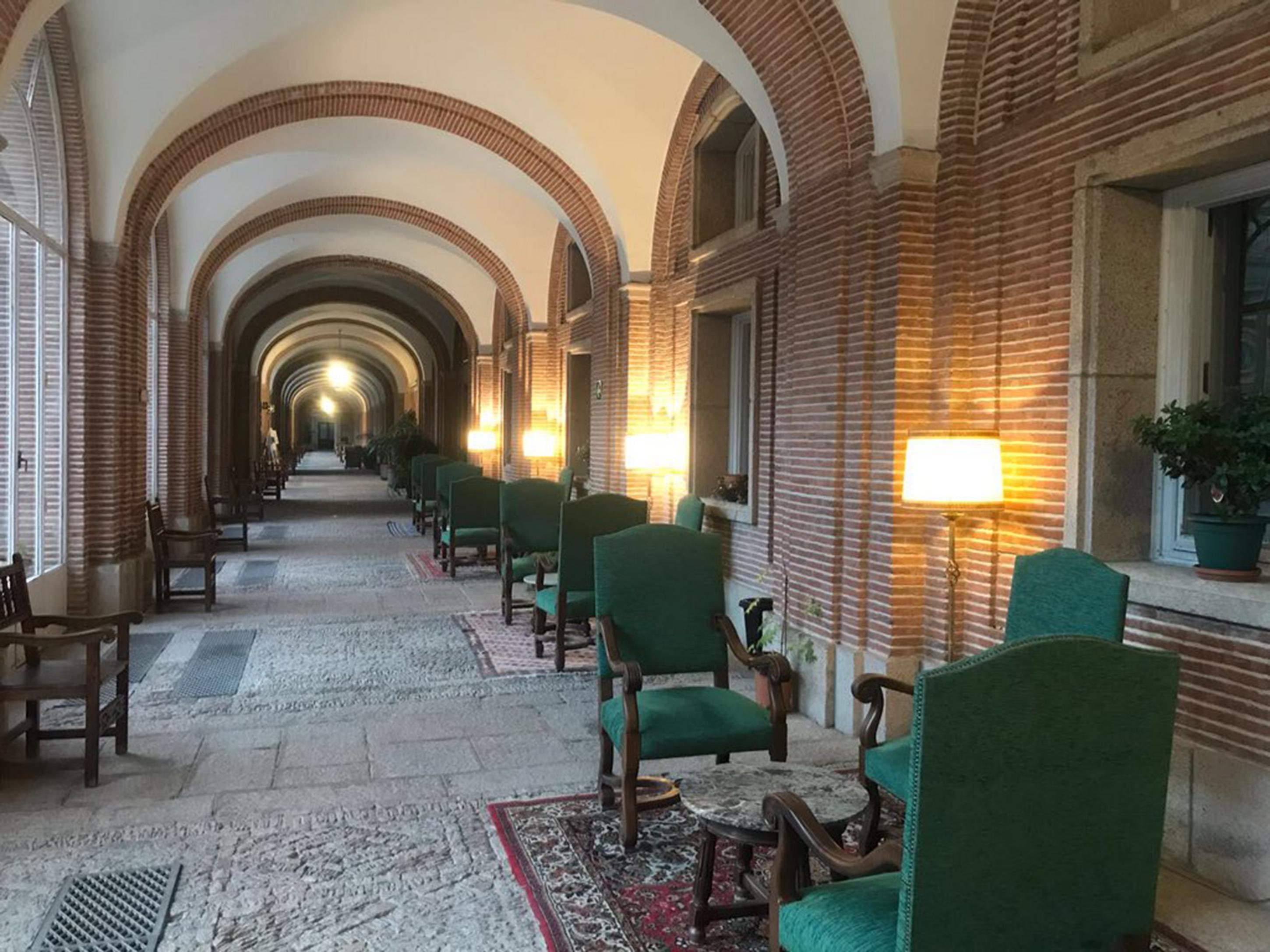 Отель Hospederia Santa Cruz Сан-Лоренсо-де-Эль-Эскориаль Экстерьер фото