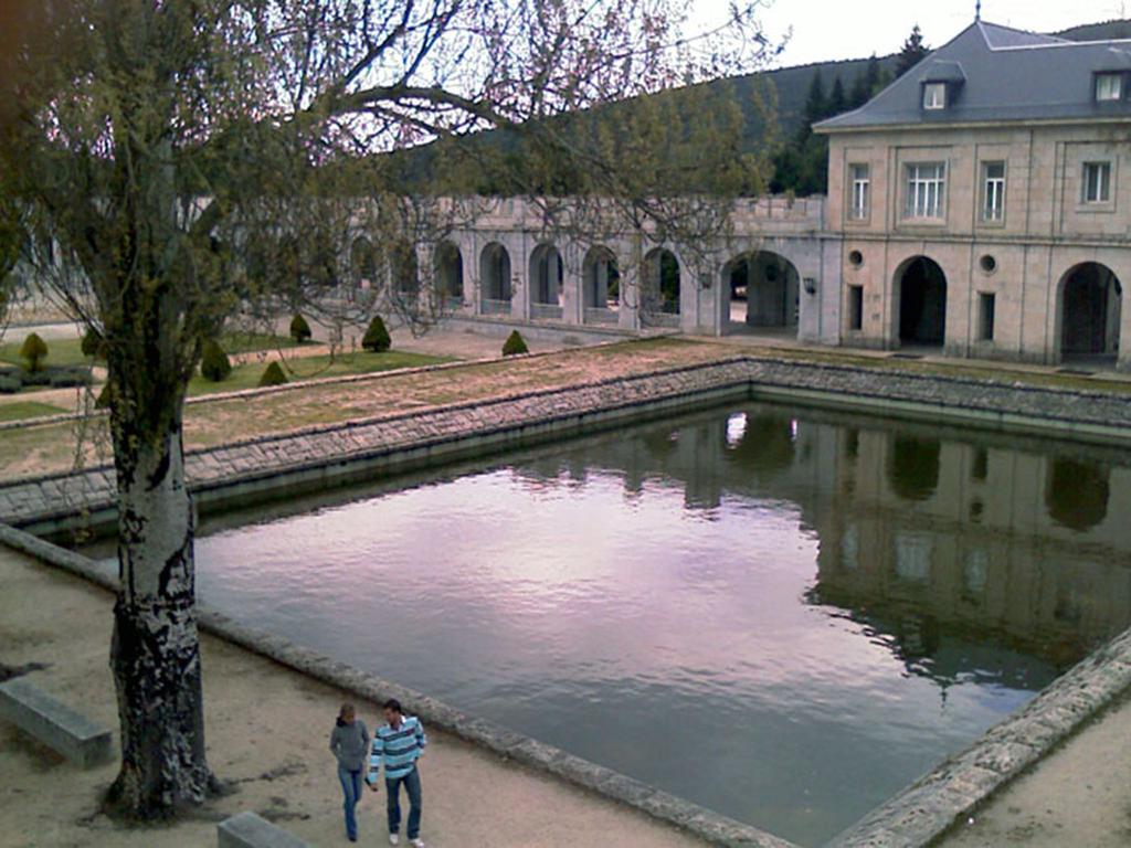 Отель Hospederia Santa Cruz Сан-Лоренсо-де-Эль-Эскориаль Экстерьер фото