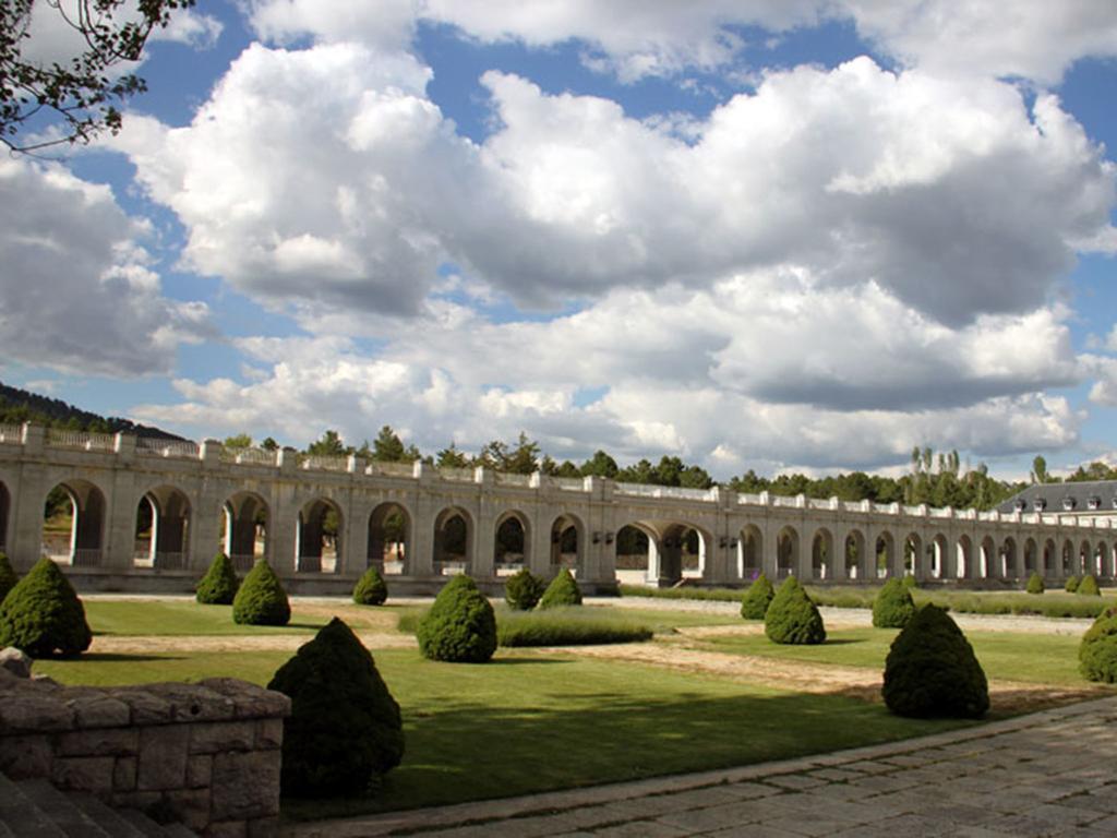 Отель Hospederia Santa Cruz Сан-Лоренсо-де-Эль-Эскориаль Экстерьер фото