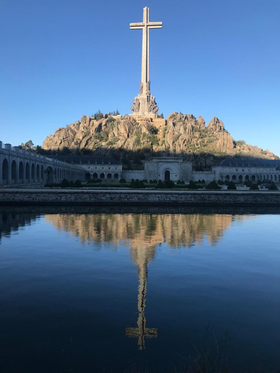 Отель Hospederia Santa Cruz Сан-Лоренсо-де-Эль-Эскориаль Экстерьер фото