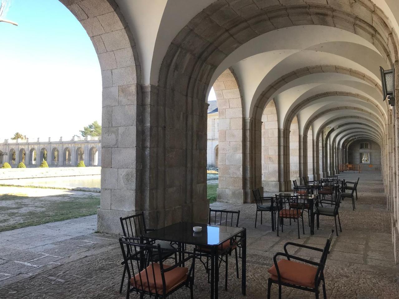 Отель Hospederia Santa Cruz Сан-Лоренсо-де-Эль-Эскориаль Экстерьер фото
