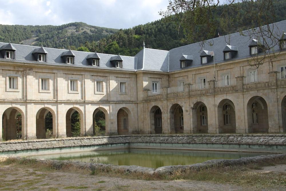 Отель Hospederia Santa Cruz Сан-Лоренсо-де-Эль-Эскориаль Экстерьер фото